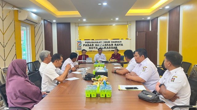 Direktur Utama Perumda Pasar Makassar Raya, Ali Gauli Arief, saat memimpin rapat bersama jajarannya.
