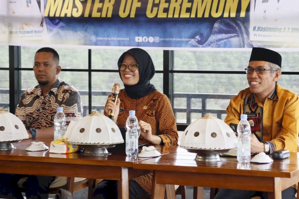 Kadis Kominfo-SP Lutim Bekali Pengurus PKK dan Aparat Desa Balantang Keterampilan Public Speaking