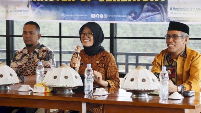 Kadis Kominfo-SP Lutim Bekali Pengurus PKK dan Aparat Desa Balantang Keterampilan Public Speaking