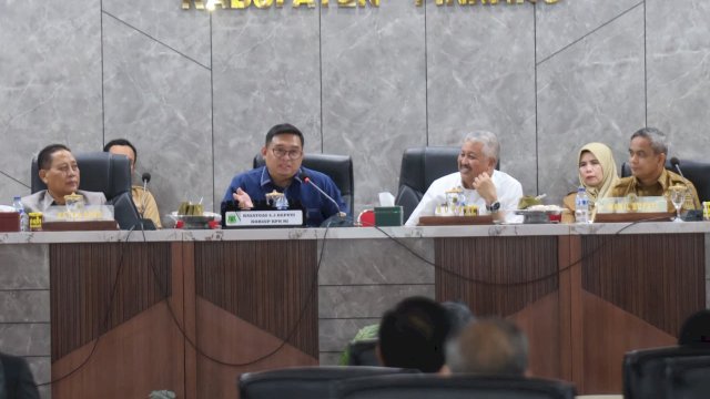 Bupati Pinrang Andi Irwan Hamid bersama Kasatgas Koordinasi dan Supervisi (Korsup) Wilayah IV KPK RI Tri Budi Rochmanto beserta jajaran.