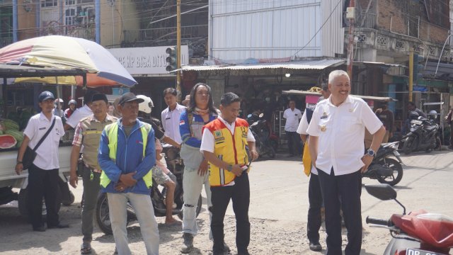 Bupati Pinrang H.A. Irwan Hamid, S.Sos saat meninjau langsung pelaksanaan pekerjaan pembenahan drainase dan beberapa proyek rehabilitasi jalan.