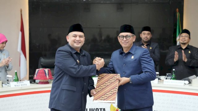 Penandatanganan naskah ranperda menjadi perda dilakukan oleh Wali Kota Makassar, Munafri Arifuddin, bersama Ketua DPRD Makassar Supratman.
