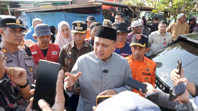 Wali Kota Makassar, Munafri Arifuddin, meninjau langsung lokasi kebakaran di Jalan Sultan Abdullah, Kelurahan Tallo, Kecamatan Tallo.