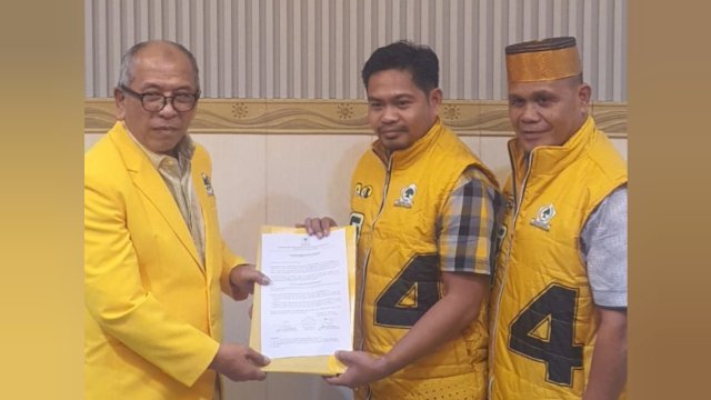 Sekretaris DPD II Golkar Luwu Utara, Amrillah, bersama Anggota DPRD Sulsel, Jasrum, menyerahkan surat rekomendasi ke Ilham Arief Sirajuddin (IAS).