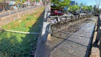 Tindaklanjuti Aduan Lontara Plus, Satgas Drainase PU Makassar Normalisasi Saluran Kanal