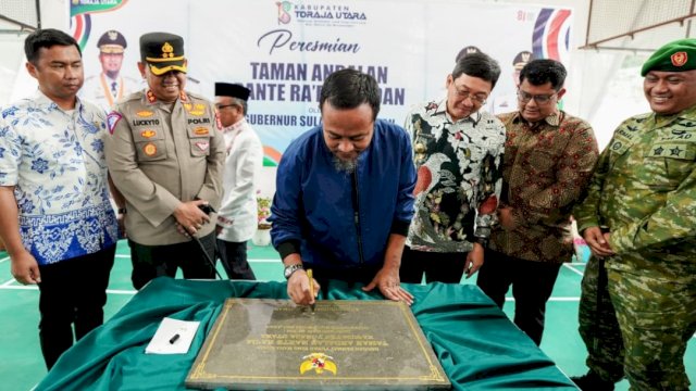 Gubernur Sulawesi Selatan Andi Sudirman Sulaiman meresmikan sekaligus menandatangani prasasti Taman Andalan Rante Ra&rsquo;da&rsquo; di Kecamatan Sa&rsquo;dan, Toraja Utara.