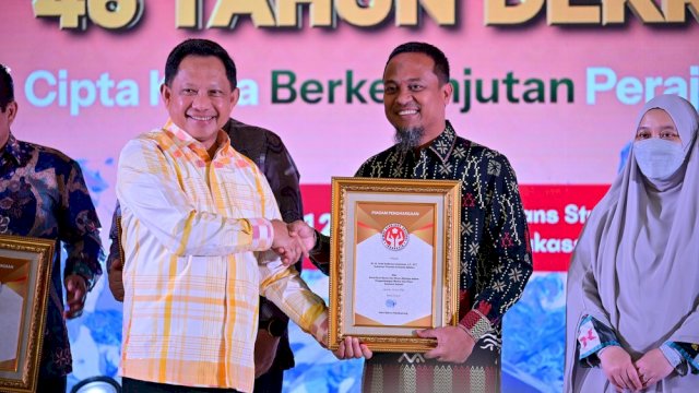 Gubernur Sulawesi Selatan Andi Sudirman Sulaiman menerima penghargaan dari Ketua Dewan Kerajinan Nasional (Dekranas), Selvi Ananda Rakabuming.