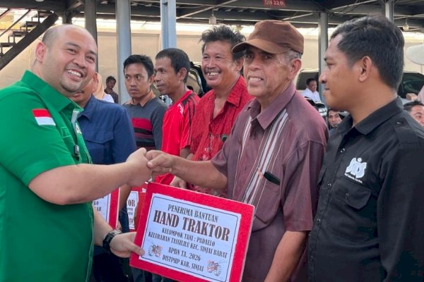 Fauzan Guntur Salurkan Alsintan untuk Petani Sinjai, Dorong Produktivitas-Pertahankan Swasembada Pangan