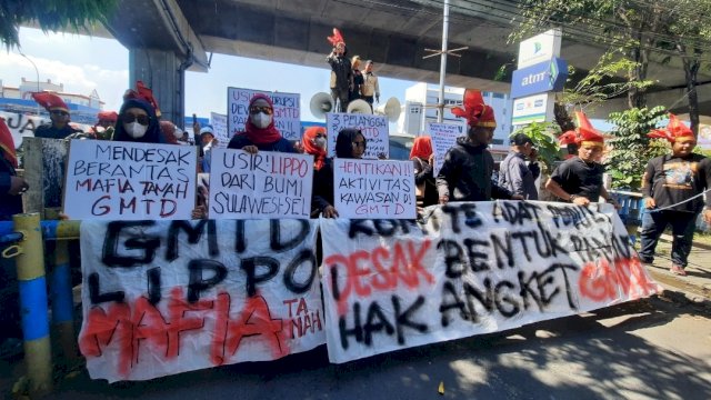Komite Adat Budaya Peduli Tanah Ulayat menggelar aksi damai di kantor sementara DPRD Provinsi Sulawesi Selatan.