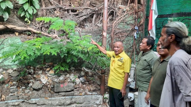Ketua Komisi D DPRD Sulsel dari fraksi Golkar, Andi Kadir Halid, meninjau Tembok Monumen Mandala yang Roboh.