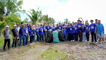 Demokrat Sinjai Turun Tangan, Bersihkan Pantai Bulokkong hingga Layani Cek Kesehatan Gratis