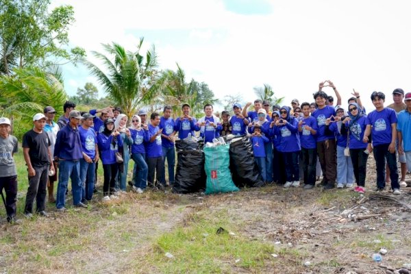 Demokrat Sinjai Turun Tangan, Bersihkan Pantai Bulokkong hingga Layani Cek Kesehatan Gratis