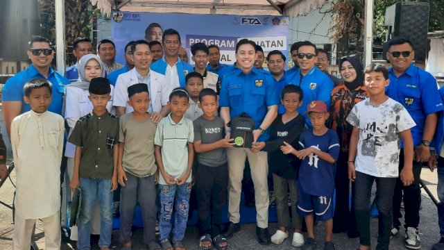 Ketua DPD I KNPI Sulsel, Fadel Tauphan Ansar (FTA), dalam kegiatan aksi sosial berupa sunatan massal dan layanan cek kesehatan gratis bagi masyarakat di Kota Makassar.