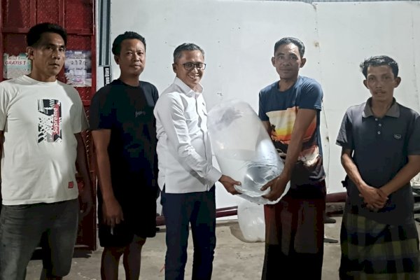 Ketua Fraksi PKB Zulfikar Limolang Serahkan 20 Ribu Bibit Ikan Nila untuk Empat Kelompok Tani di Luwu Raya