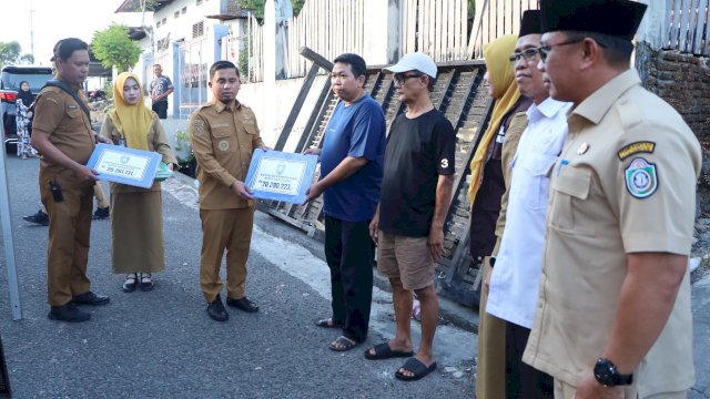 Tasming Hamid Serahkan Bantuan Tunai kepada Korban Kebakaran, Wujud Kepedulian Pemkot Parepare