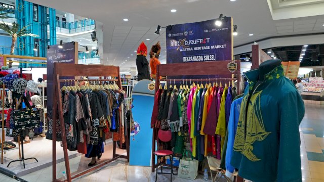 Dekranasda Sulsel ditampilkan sejumlah produk dari pelaku usaha binaan, mulai dari pakaian, kain, hingga berbagai produk kerajinan lainnya.