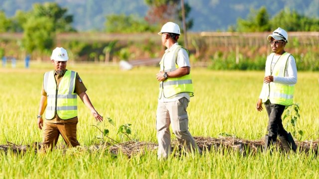 Gubernur Sulawesi Selatan Andi Sudirman Sulaiman meninjau progres rehabilitasi Daerah Irigasi (DI) Leang Londrong di Desa Bonto Langkasa, Kecamatan Minasate'ne, Kabupaten Pangkep.
