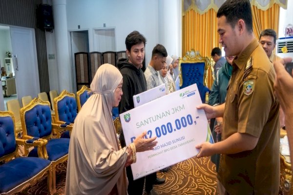 Bupati Pangkep Yusran Lalogau Serahkan Santunan JKM Rp42 Juta kepada Enam Ahli Waris