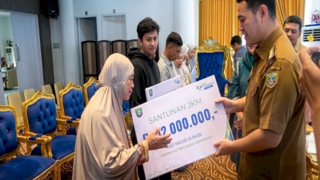 Bupati Pangkep Yusran Lalogau Serahkan Santunan JKM Rp42 Juta kepada Enam Ahli Waris