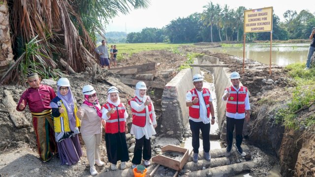 Gubernur dan wakil gubernur Sulsel Andi Sudirman Sulaiman-Fatmawati Rusdi, melakukan groundbreaking dan peletakan batu pertama pembangunan Daerah Irigasi Lengkong Pini dan Makawa di Desa Sampeang, Kecamatan Bajo Barat, Kabupaten Luwu.