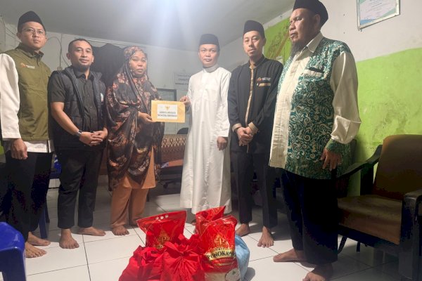 Gubernur Sulsel Salurkan Bantuan untuk Keluarga Anak Korban Tenggelam di Pantai Depan Masjid 99 Kubah