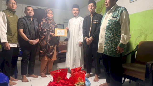 Gubernur Sulsel, Andi Sudirman Sulaiman menyalurkan bantuan sosial kemanusiaan berupa dana santunan dan sejumlah paket sembako.