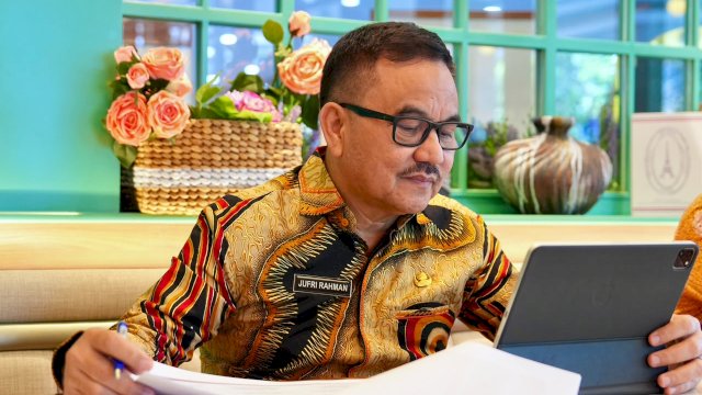 Sekda Sulsel Jufri Rahman memaparkan kinerja perekonomian dan perkembangan akses pembiayaan di Sulsel dalam Virtual Assessment TPAKD Award 2026.