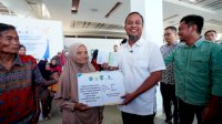 Gubernur Sulsel Serahkan Ganti Rugi Rp17,5 Miliar untuk Pembebasan Lahan Runway Bandara Bua