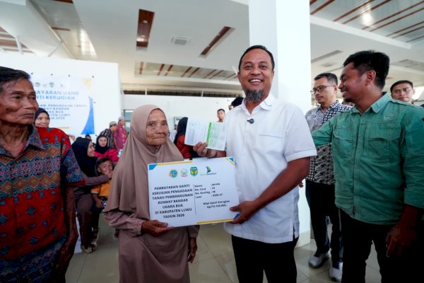 Gubernur Sulsel Serahkan Ganti Rugi Rp17,5 Miliar untuk Pembebasan Lahan Runway Bandara Bua