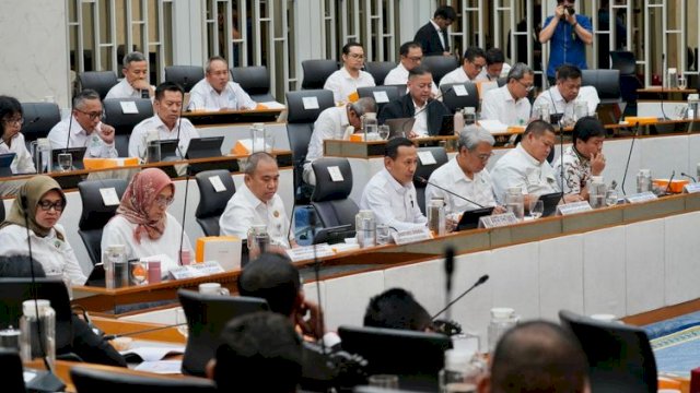 Wamenhut Rohmat Marzuki, mewakili Menteri Kehutanan menghadiri Rapat Kerja Komisi IV DPR RI.