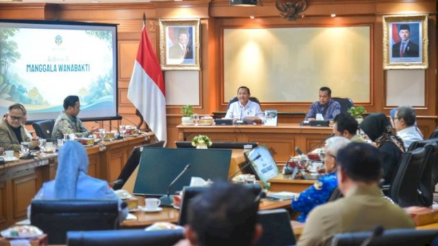 Wakil Menteri Kehutanan (Wamenhut) Rohmat Marzuki bersama jajaran Kementerian Kehutanan menerima Pansus DPRD Jawa Barat.