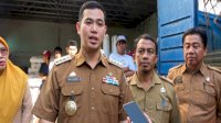 Bupati Yusran Lalogau Serahkan Bantuan 309 Roll Geomembran, Dorong Swasembada Garam di Pangkep