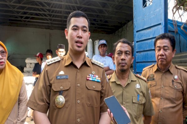 Bupati Yusran Lalogau Serahkan Bantuan 309 Roll Geomembran, Dorong Swasembada Garam di Pangkep
