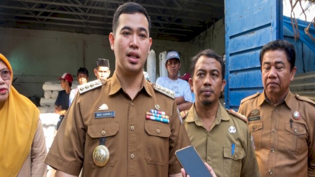 Bupati Yusran Lalogau Serahkan Bantuan 309 Roll Geomembran, Dorong Swasembada Garam di Pangkep