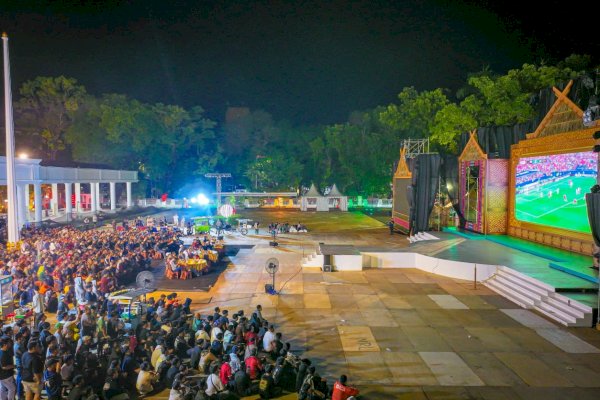 Gubernur Sulsel Nobar Piala Dunia Bersama Ratusan Warga dan Libatkan UMKM Lokal