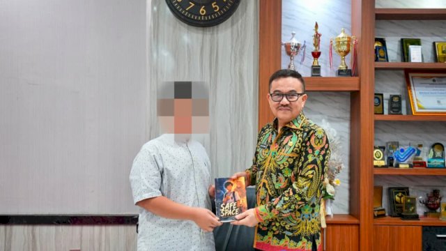 Sekretaris Daerah Provinsi Sulawesi Selatan, Jufri Rahman, memberikan apresiasi terhadap komik berjudul Safe Space, karya Abizar (nama samaran), seorang anak berusia 13 tahun.