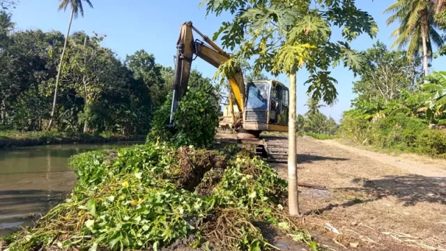Dinas Pengelolaan Sumber Daya Air dan Bina Konstruksi (SDABK), Pemerintah Kabupaten Pinrang melakukan normalisasi Saluran Sekunder Sikkuala Ruas 3.