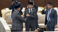 Jokowi Beri Gestur Jempol ke Prabowo Usai Pidato Kenegaraan