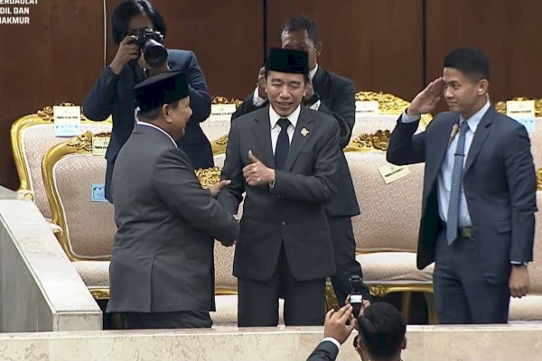 Jokowi Beri Gestur Jempol ke Prabowo Usai Pidato Kenegaraan