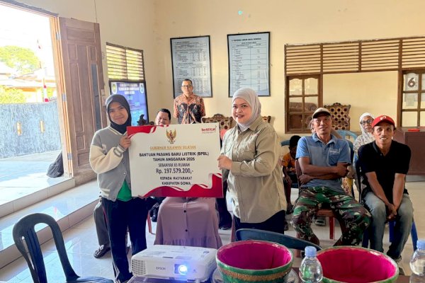 Gubernur Sulsel Salurkan Bantuan Pasang Baru Listrik untuk 130 Rumah Tangga di Gowa dan Bantaeng