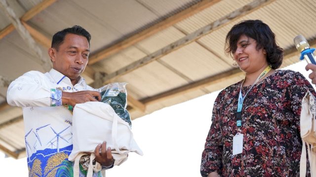 Bupati Sidrap, Syaharuddin Alrif, bersama dosen University of Newcastle Australia, Dr. Shaleeza saat menghadiri Panen Perdana Pertanian Modern&ndash;Advanced Agricultural System (PM-AAS), di Kelurahan Majjelling Wattang, Kecamatan Maritengngae.