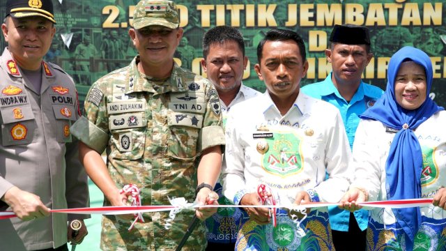 Bupati Sidrap Syaharuddin Alrif bersama jajaran Forum Koordinasi Pimpinan Daerah (Forkopimda) meresmikan Jembatan Garuda Merah Putih di Desa Kanie, Kecamatan Maritengngae, Sidrap.