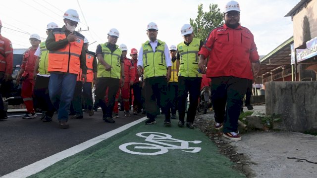 Gubernur Sulsel, Andi Sudirman Sulaiman, saat menijau progres pengerjaan jalan.