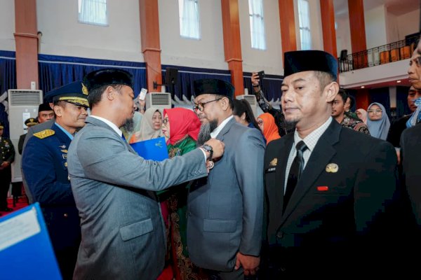 Pengabdian hingga 30 Tahun, Gubernur Sulsel Sematkan Satyalencana kepada 398 PNS