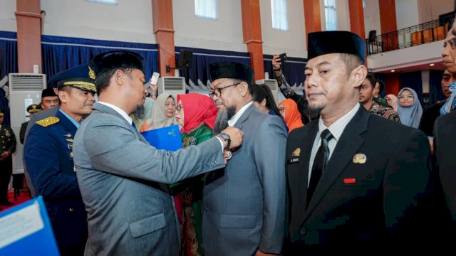 Pengabdian hingga 30 Tahun, Gubernur Sulsel Sematkan Satyalencana kepada 398 PNS