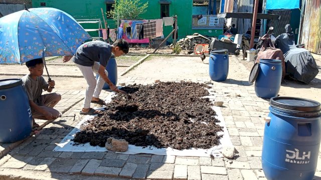 Ketua RT 002/RW 001, Kelurahan Rappokalling, Kecamatan Tallo, Sri Rahmi Mahmud, SH., MH., membagikan pengalaman menerapkan pemilahan sampah dari sumber.