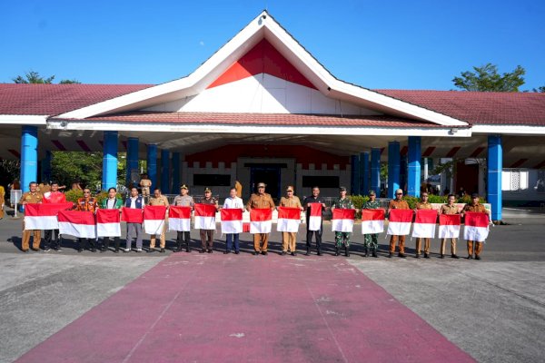 Sambut HUT RI, Pemkab Maros Salurkan 1.000 Bendera Merah Putih untuk Warga