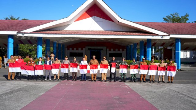 Sambut HUT RI, Pemkab Maros Salurkan 1.000 Bendera Merah Putih untuk Warga