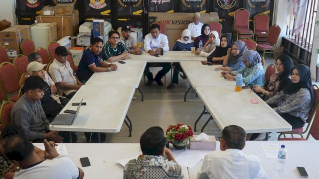 Rapat konsolidasi staf kesekretariatan di Sekretariat KONI Makassar.