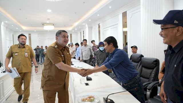 Wali Kota Makassar, Munafri Arifuddin, saat memimpin Rapat Koordinasi bersama Badan Pendapatan Daerah (Bapenda) Kota Makassar dan para pengusaha reklame di Kantor Balai Kota Makassar.